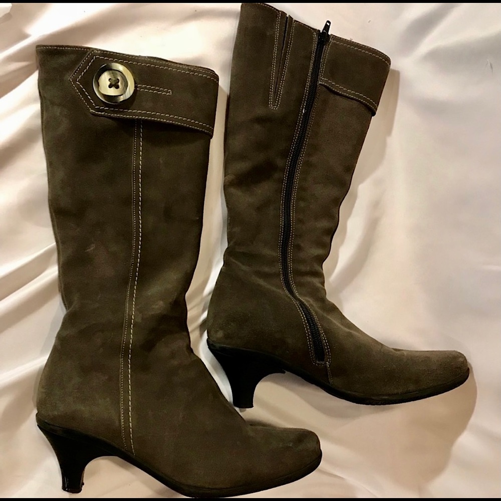 LA CANADIENNE Taupe Water-proof Suede Boots